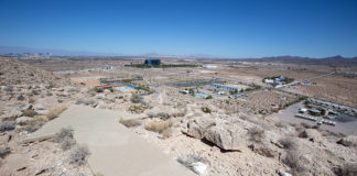 betonowa strzałka nad Las Vegas