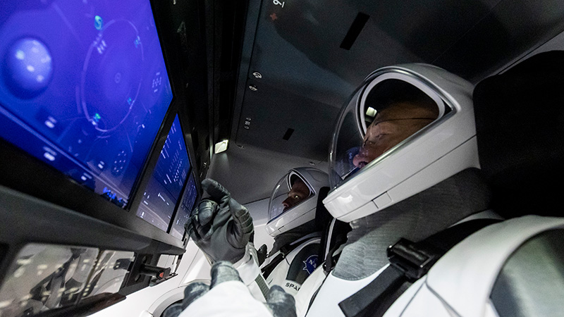 Załogowa misja SpaceX wraca na Ziemię