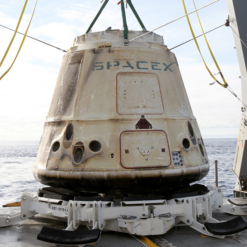Załogowa misja SpaceX wraca na Ziemię