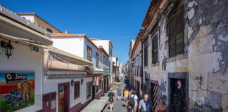 Kolorowe drzwi w Funchal, na Maderze